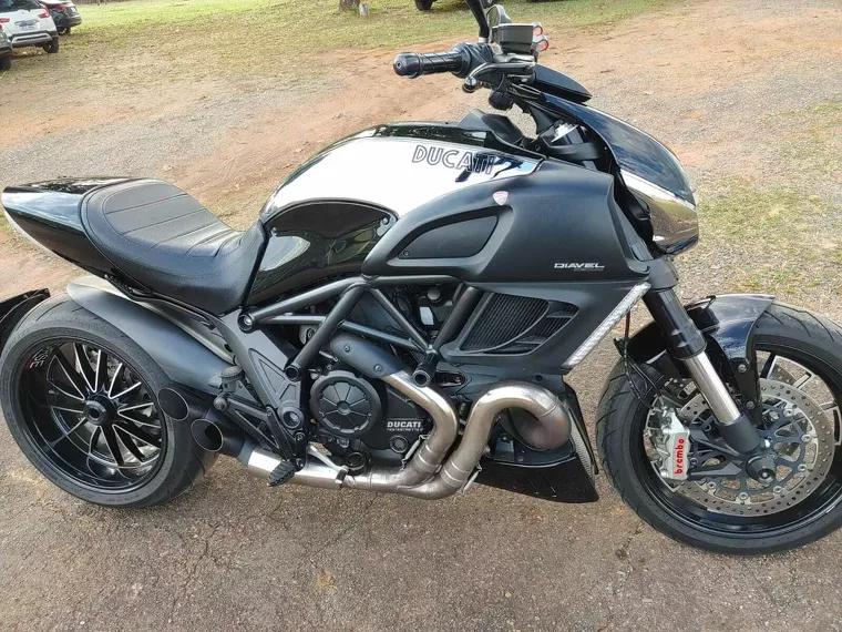 Ducati Diavel Preto 1